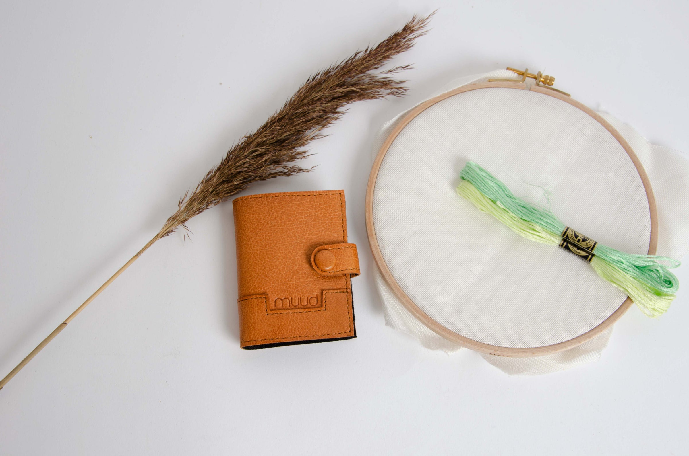 Leather pouch for storing needles for embroidery, knitting, crochet or sewing. Læder pung/bog til opbevaring af nåle til broderi, strikning, hækling eller syning