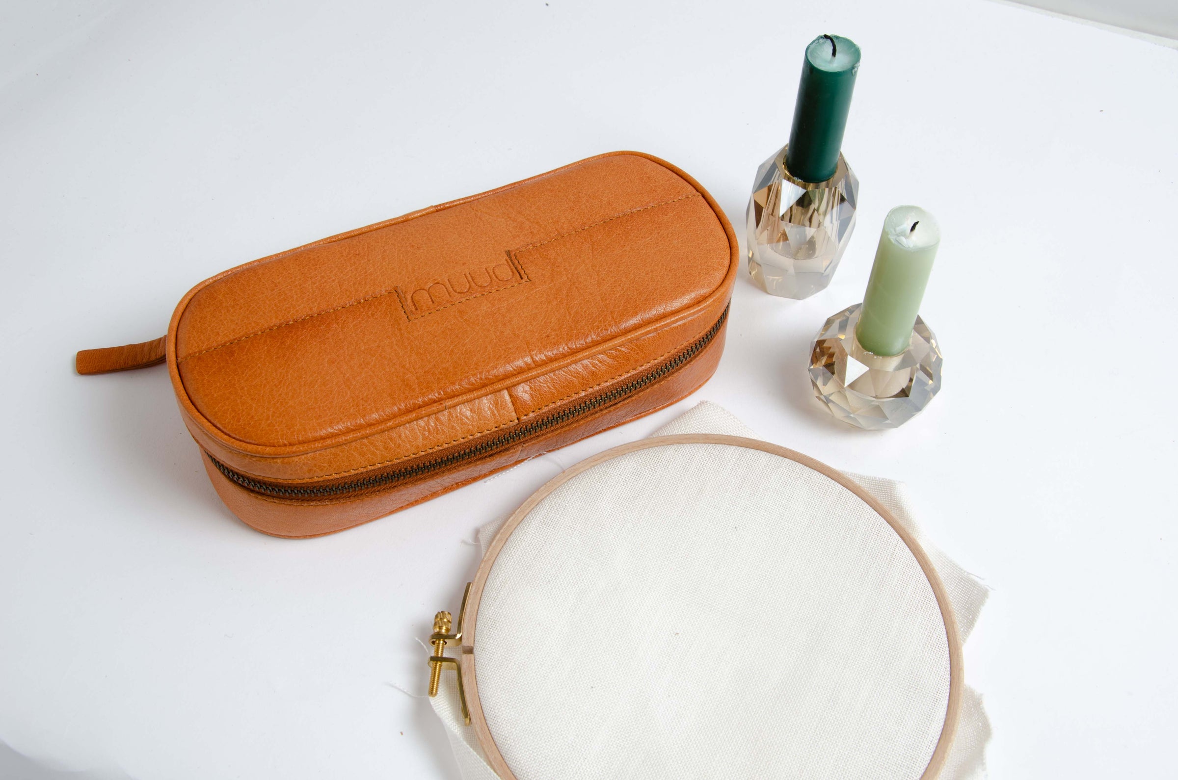 Erinna leather bag for storing embroidery threads and needles. Erinna lædertaske til opbevaring af broderi tråd og nåle.